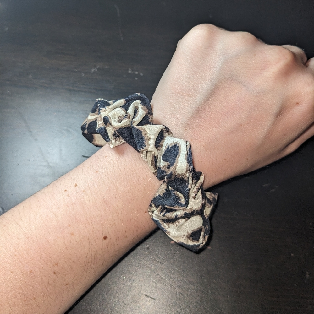 Scrunchie - cheetah - Picture 2 of 2